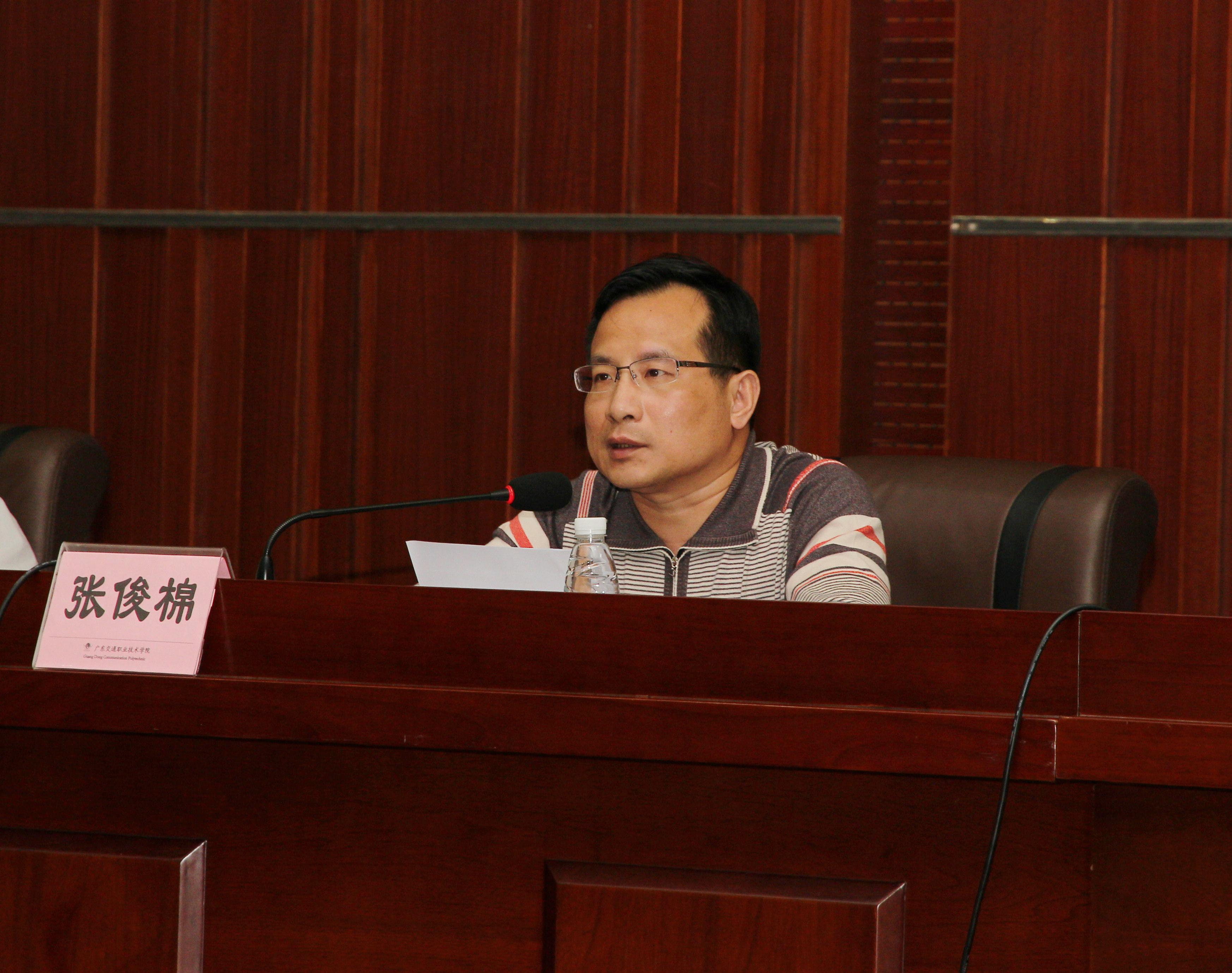 张俊棉处长,党委书记朱伟新,院长张俊平在主席台就坐.